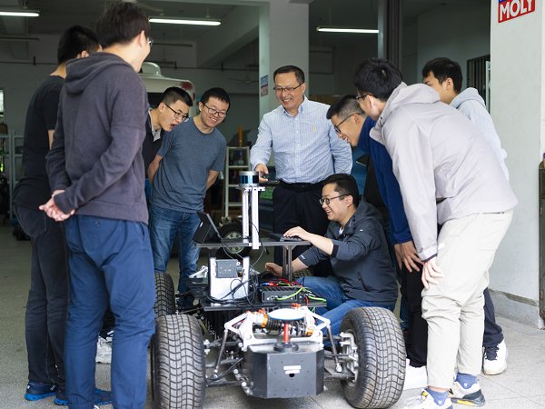 【寻访身边的榜样】他把“小”车开上“大”舞台———访东南大学首席教授殷国栋